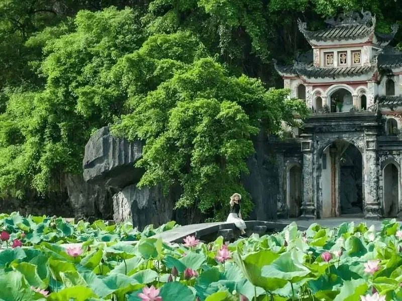 Nét rêu phong của cổng chùa Bích Động là bối cảnh hoàn hảo để diện các bộ trang phục truyền thống
