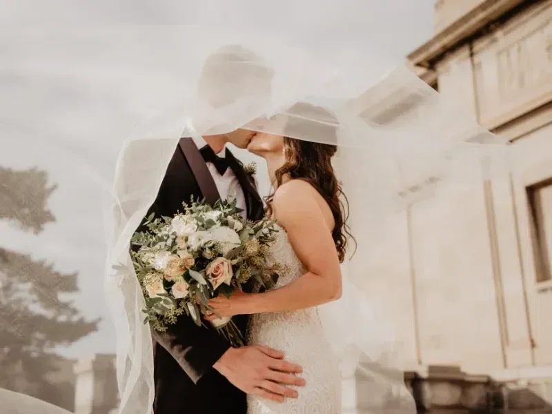 Việc thuê đồ cưới giúp các cặp đôi hiện đại tối ưu ngân sách mà vẫn tỏa sáng rạng rỡ trong ngày trọng đại