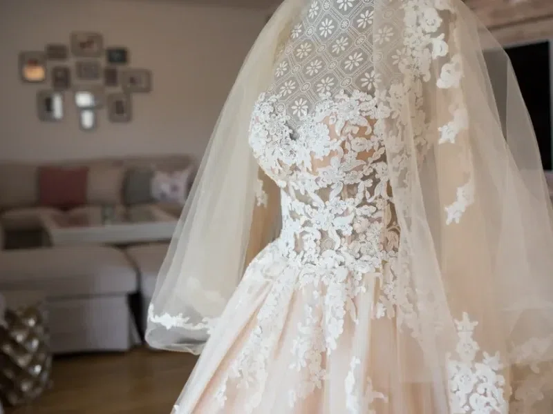 Cô dâu chú rể có thể tiết kiệm hàng chục triệu đồng để lo cho tương lai khi không phải mua đứt trang phục cưới