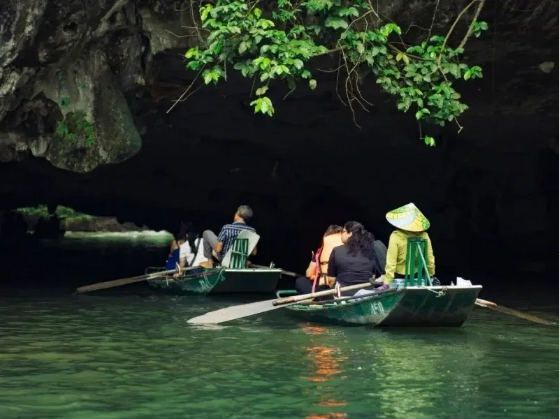Ánh sáng tương phản tại các cửa hang tạo ra chiều sâu huyền bí cho khung hình của bạn