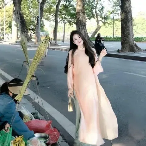 Áo dài màu cam năm nay là hot trend lun các ce ơiii Áo dài brand Petbychang lụa 4 tà xinh lăm ạ. 2
