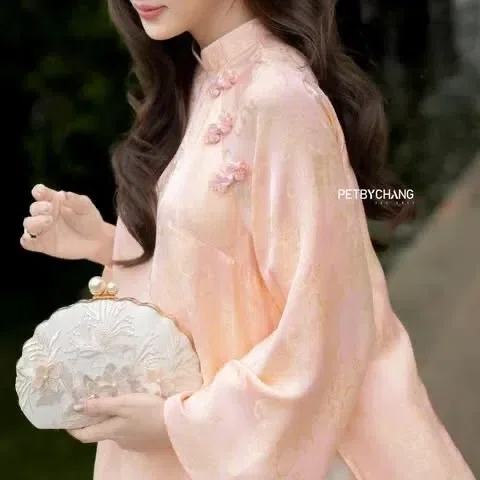 [petbychang] thửa lên người rùi mới biết vì sao mẫu này giá gốc gần 2 củ nha các ty, vừa sang vừa thơ chất xịnh ,vải lụa nhạ xá nó mềm và bay nếu lụa trụng quốc chất đểu trộng vải sẽ xấu lên dáng kh đẹp như các mẫu lụa nha xá chuẩn đâu ạ. 3
