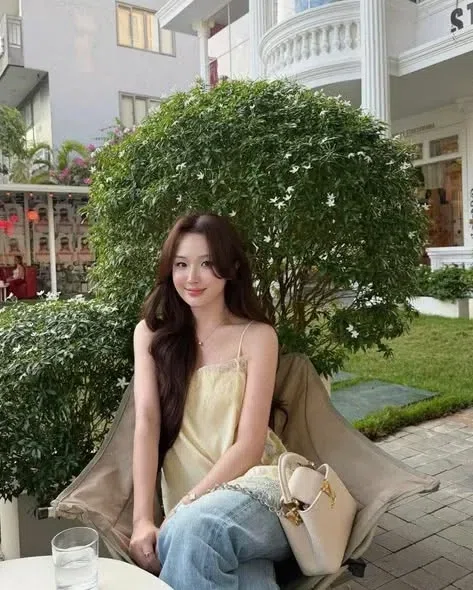Seo Manoli Outfit 4