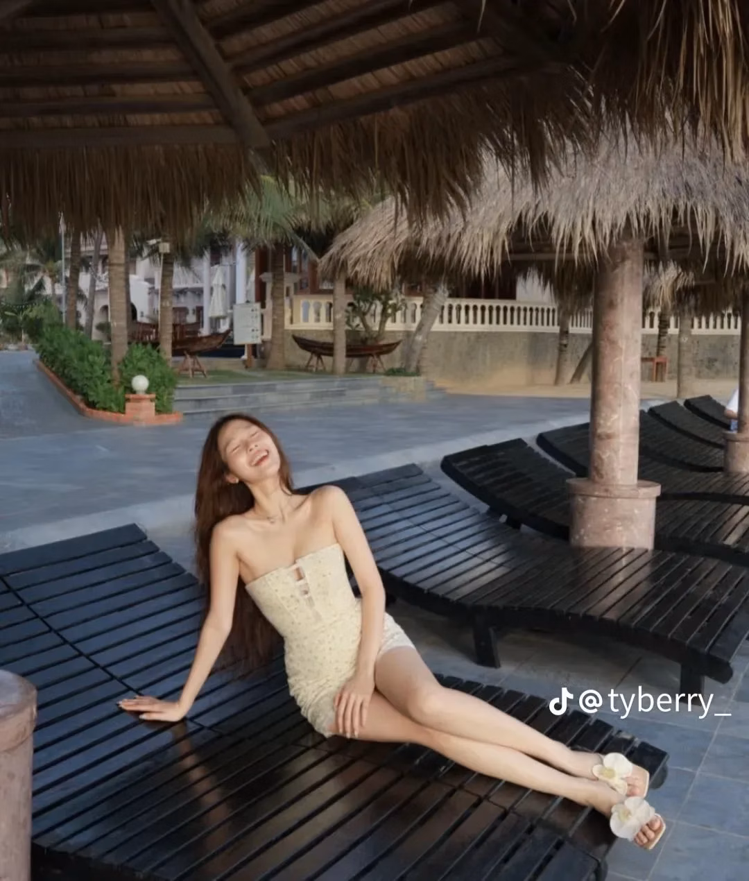 ĐẦM HOA NHÍ XẺ NGỰC 4