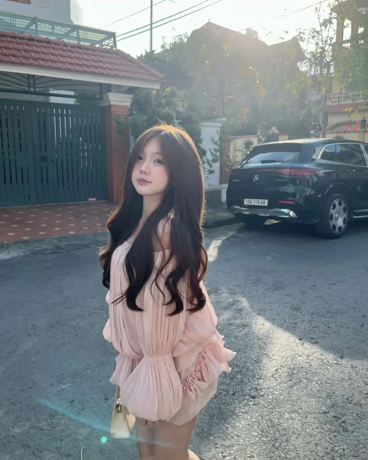 Đầm nhún tơ óng trễ vai 2