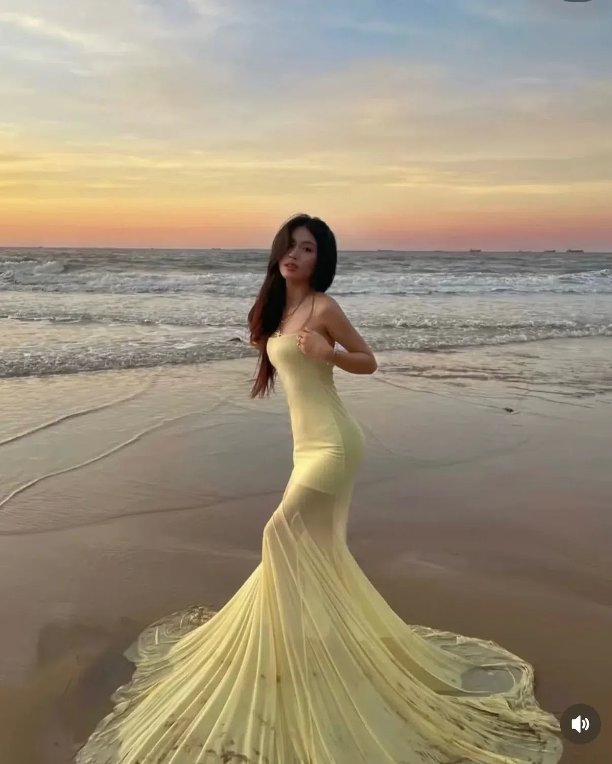 Cho thuê váy vàng dài size L 14