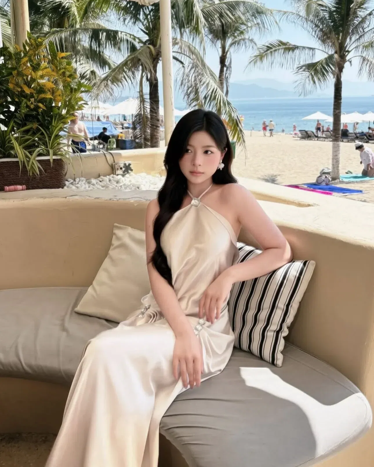 Đầm yếm lụa cổ đá nhún hông 2