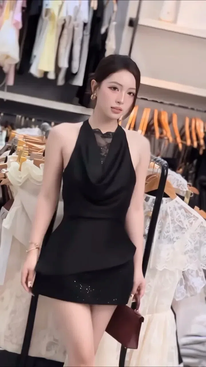 Áo yếm lụa cổ đổ x Chân váy kim tuyến 1
