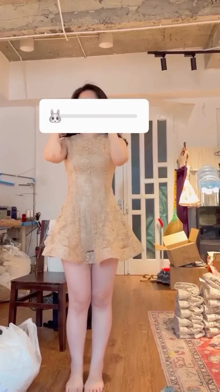 Chiếc váy 'must-have' cho mọi buổi tiệc 🎀 Màu nude dễ mặc, dễ phối, form váy siêu tôn dáng 1