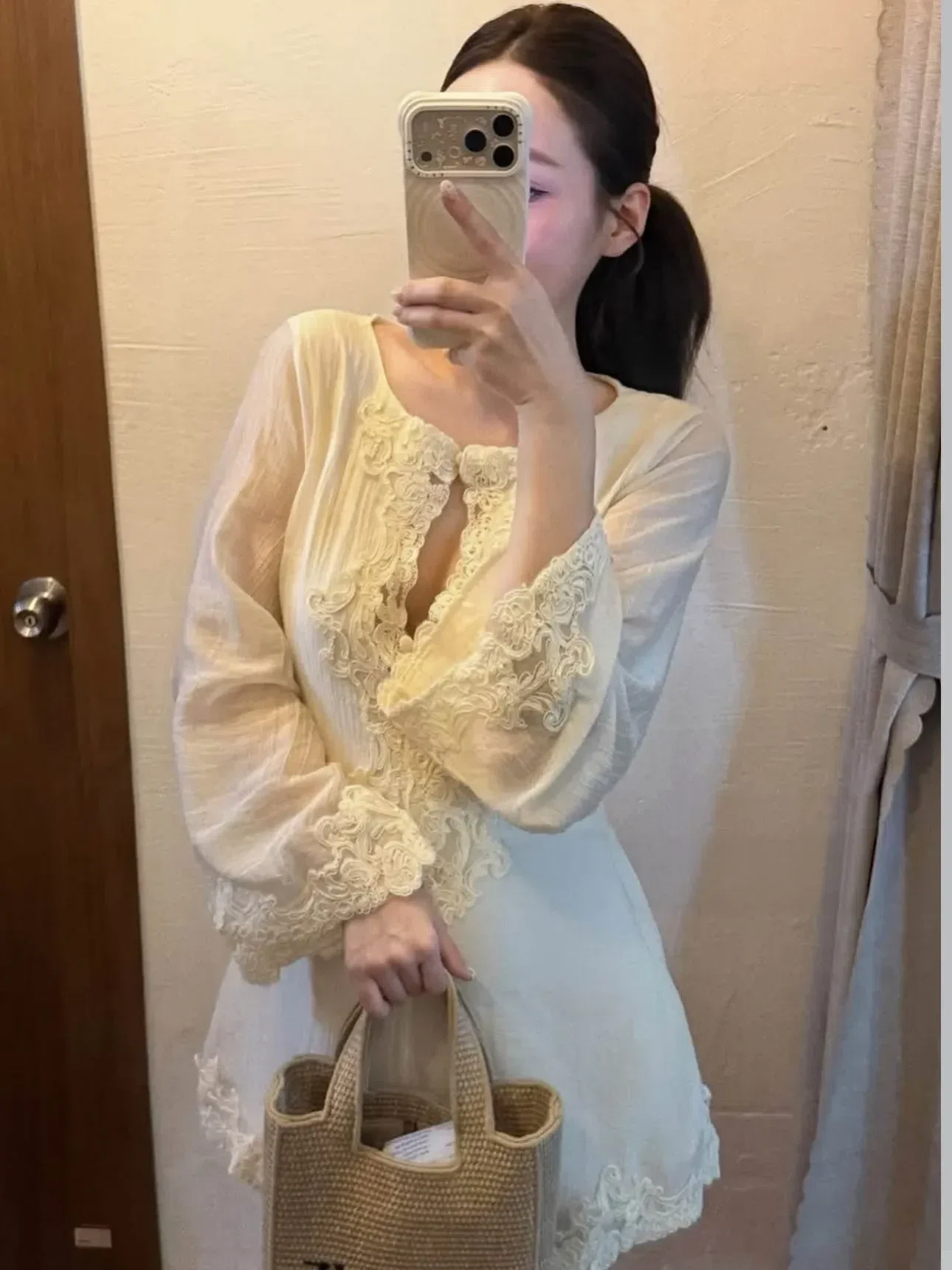 V655 Đầm ren tay dài 9