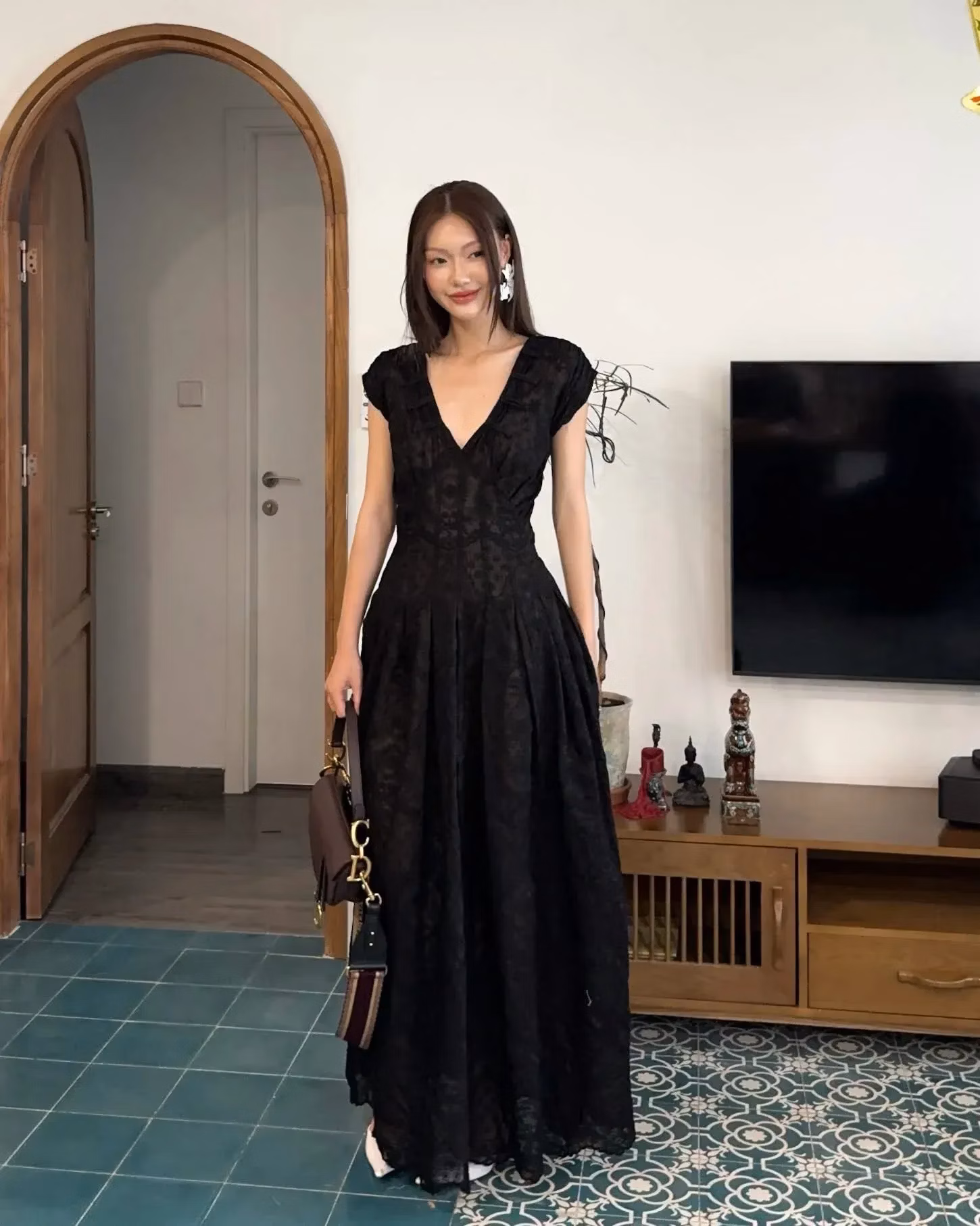 Đầm Thi đen - size L (shop có màu xanh lá M L, màu kem M L và màu đen L) 1