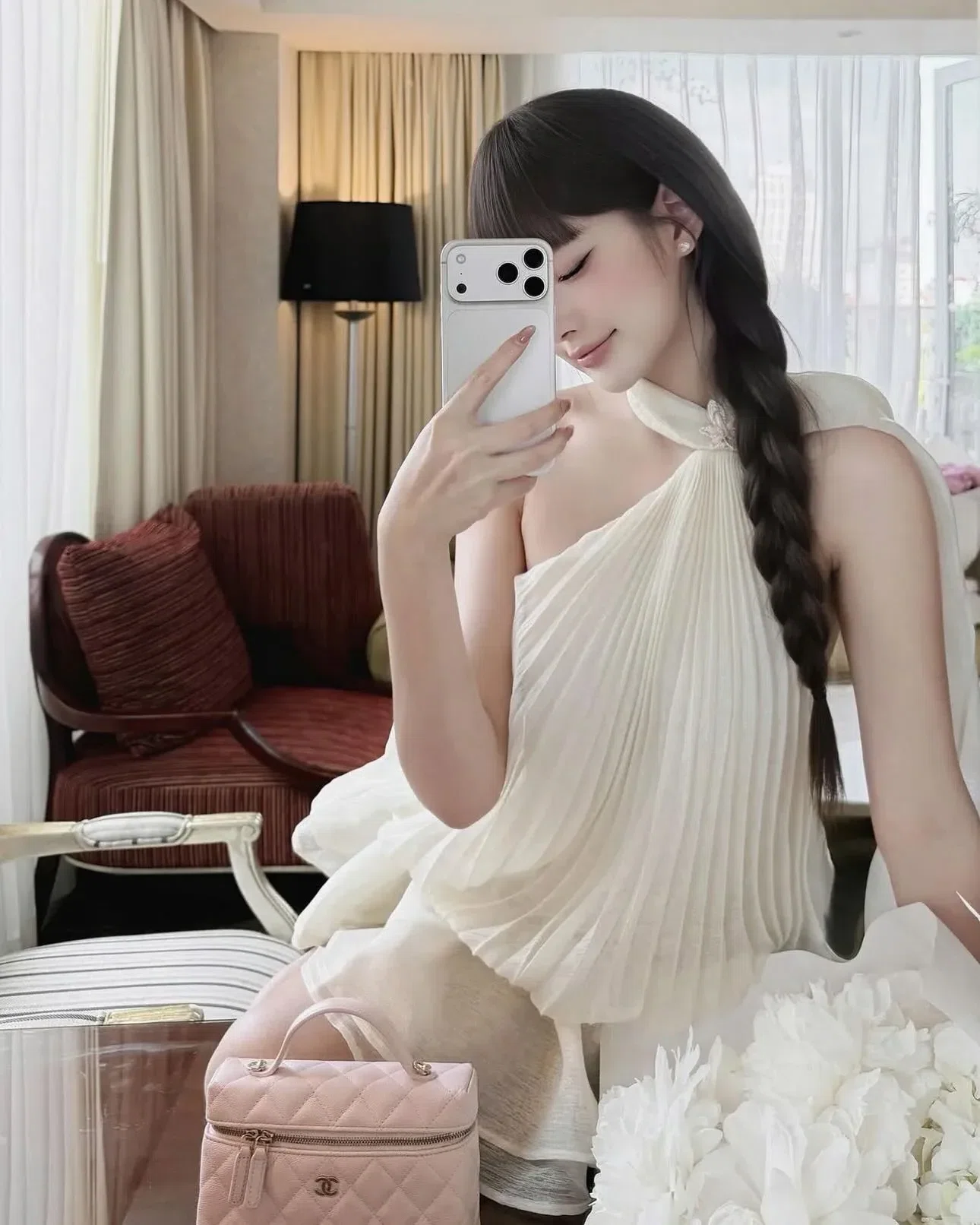 Váy tơ xếp ly lệch vai kèm charm 3