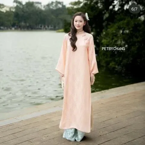 [petbychang] thửa lên người rùi mới biết vì sao mẫu này giá gốc gần 2 củ nha các ty, vừa sang vừa thơ chất xịnh ,vải lụa nhạ xá nó mềm và bay nếu lụa trụng quốc chất đểu trộng vải sẽ xấu lên dáng kh đẹp như các mẫu lụa nha xá chuẩn đâu ạ. 6