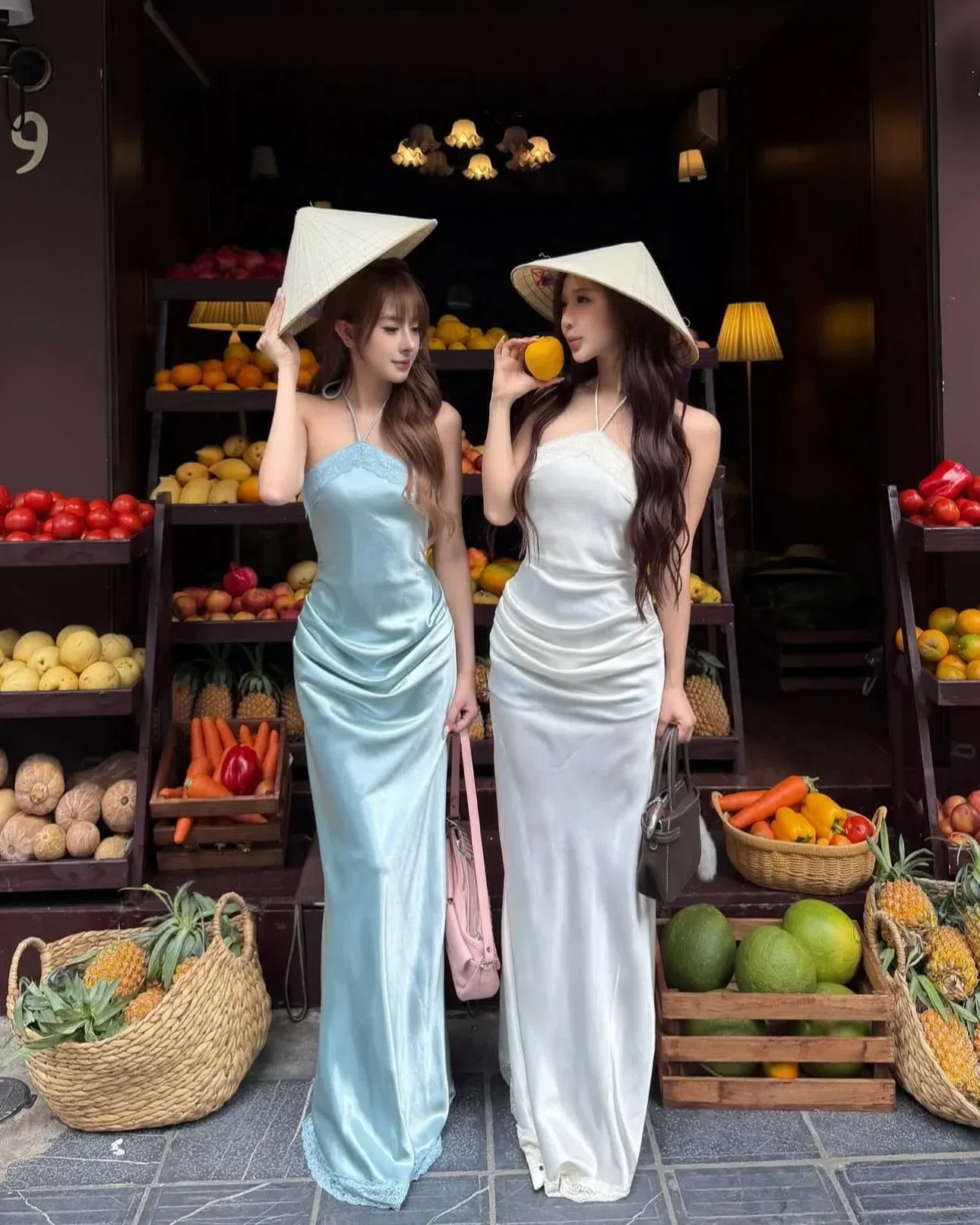 Váy lụa cổ yếm ren nhún eo 4