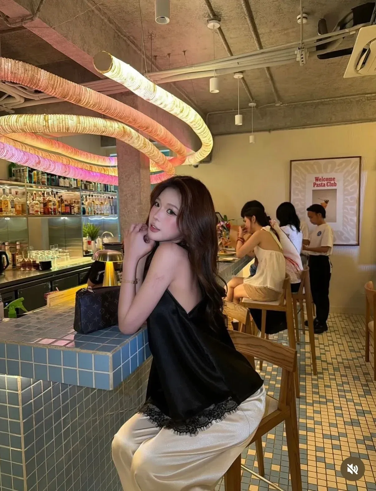Silky Set - size L fit M, L (áo đen, quần trắng) 2