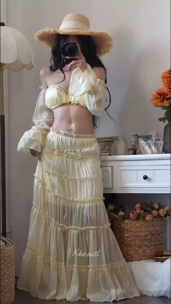 Áo croptop tay dài x Chân váy bèo dài 1