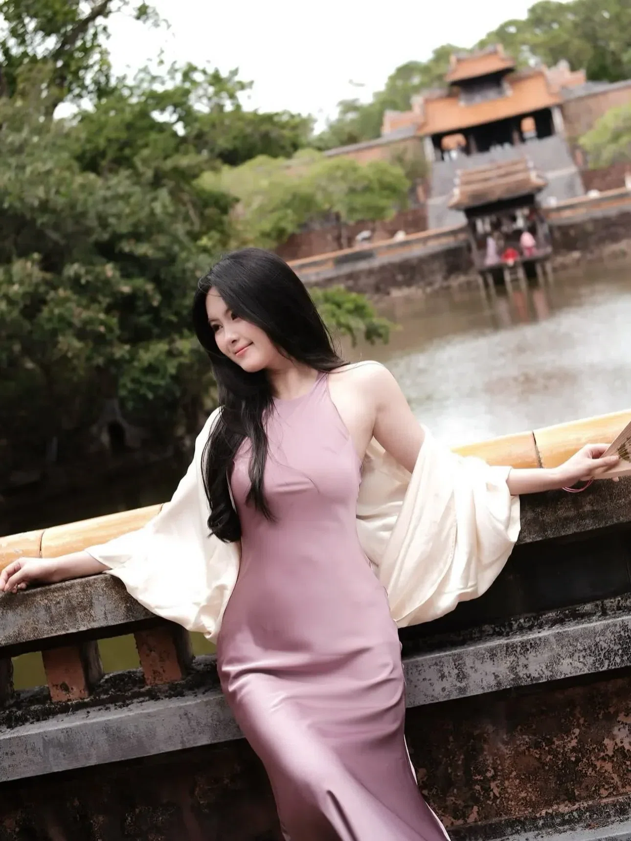 V310 Váy lụa cổ yếm viền size S 2