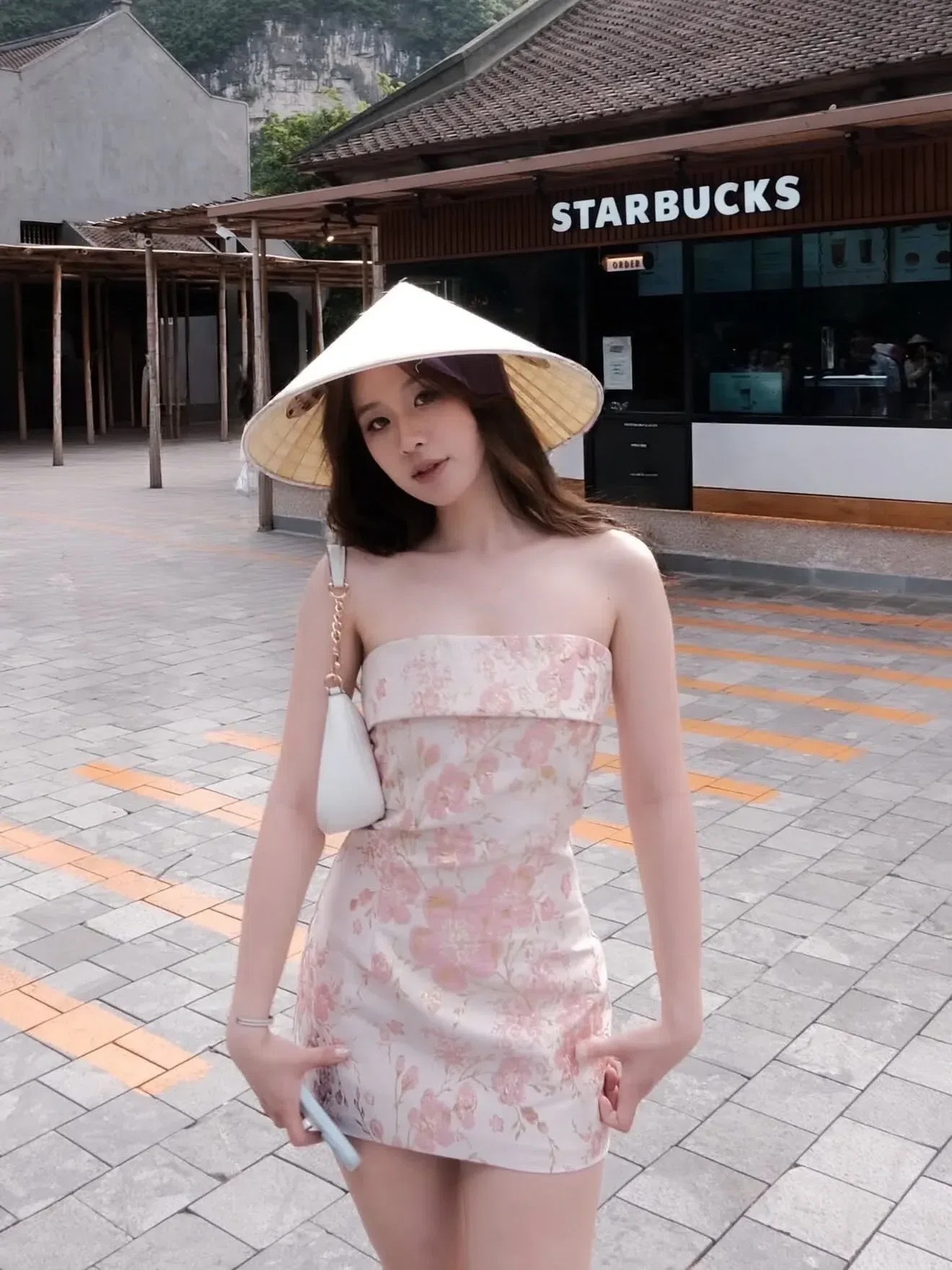 Đồ hè năm nay xinh lắm ạ💐🌷
__________________________
𝐌𝐚̂̃𝐮 𝐭𝐡𝐮𝐞̂: 𝟑𝟓 1