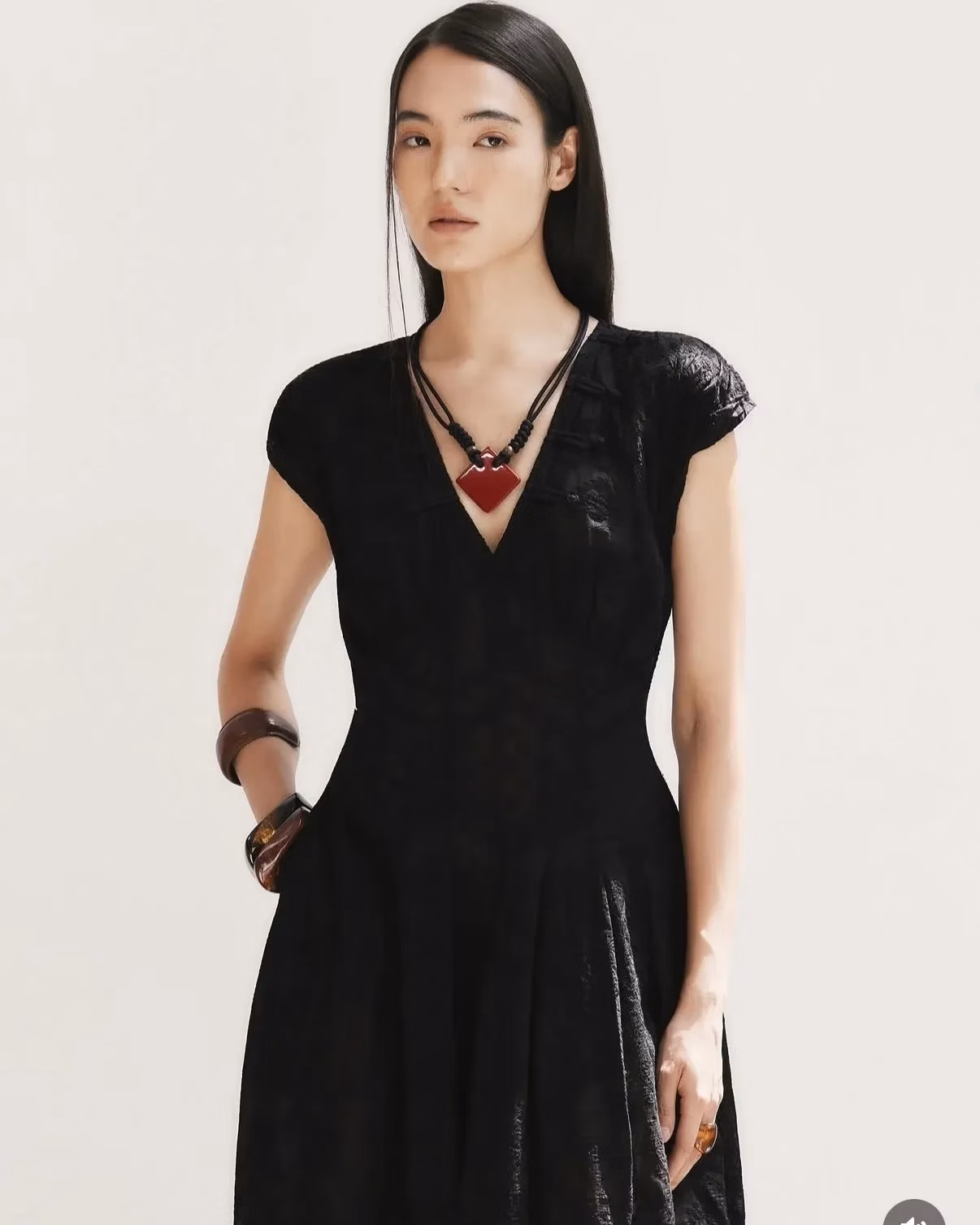 Đầm Thi đen - size L (shop có màu xanh lá M L, màu kem M L và màu đen L) 2