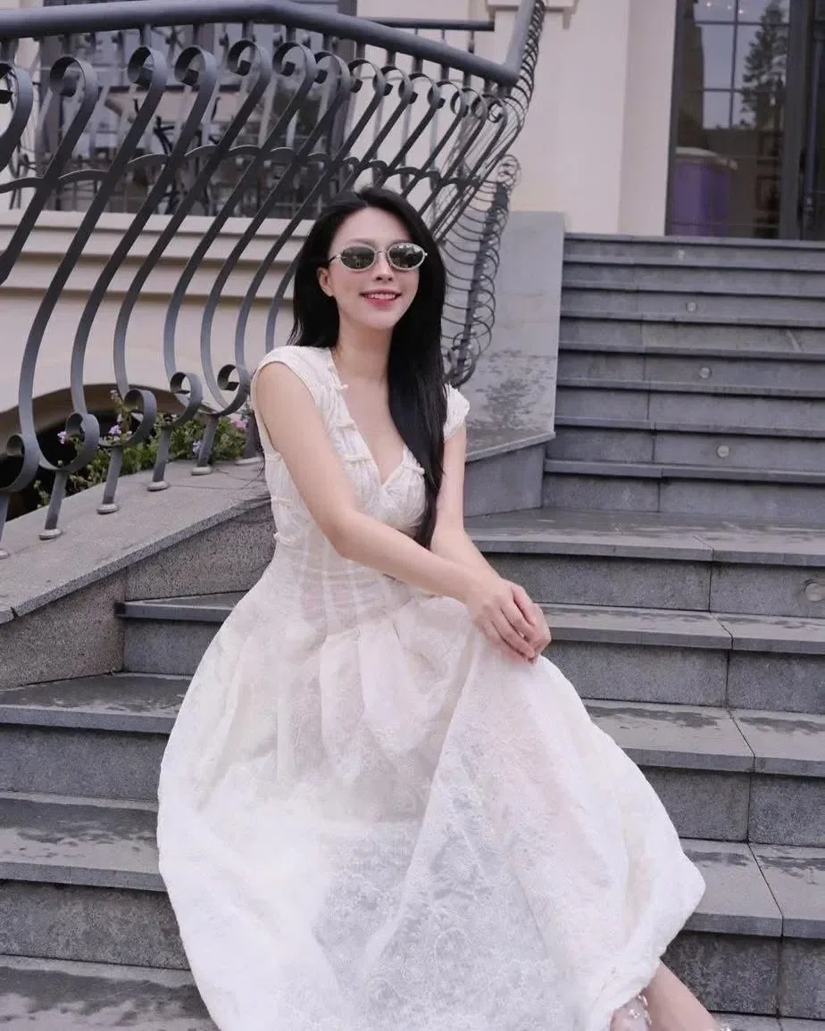 Đầm Thi nhà Feng.atelier tiệm sẵn màu xanh lá + be + đen cực xinhh ạ 9