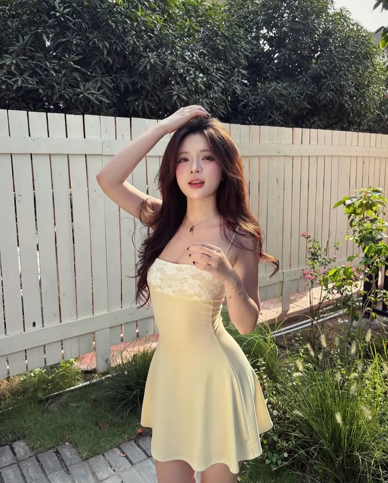 Đầm thun phối ren trắng 3