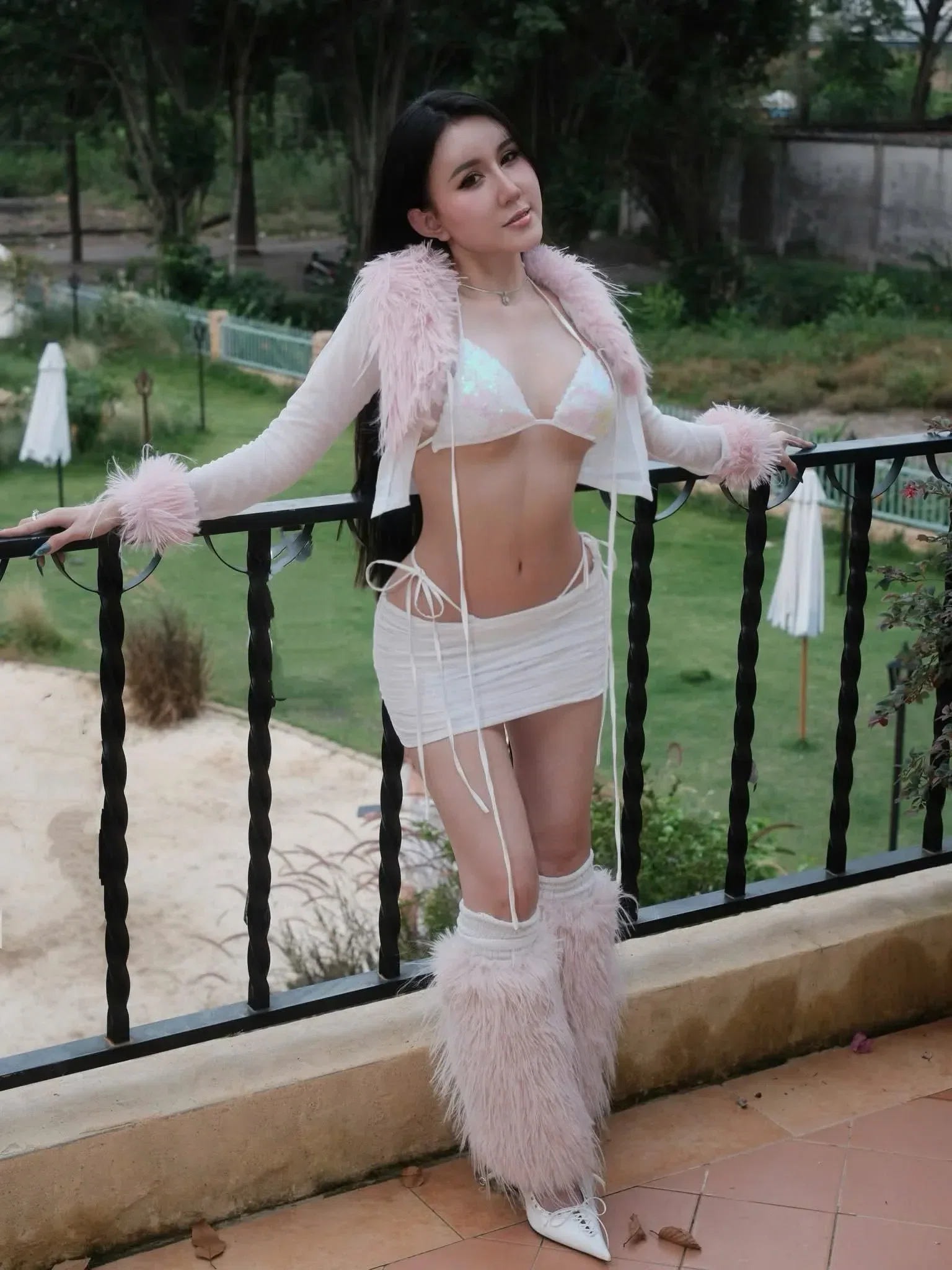 Giá thuê: Chân váy + áo 120k Full set kèm bikini 180k 1