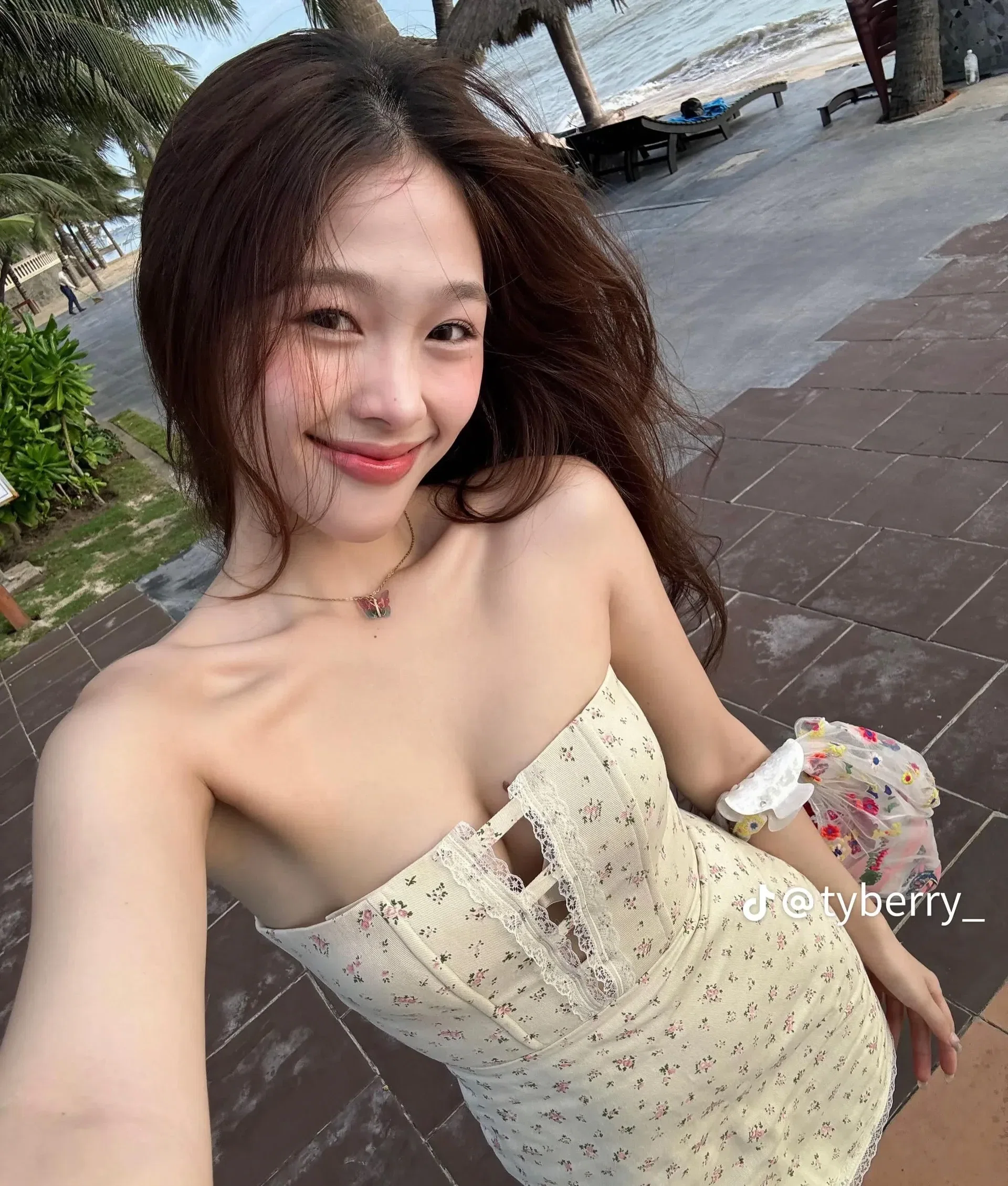ĐẦM HOA NHÍ XẺ NGỰC 3