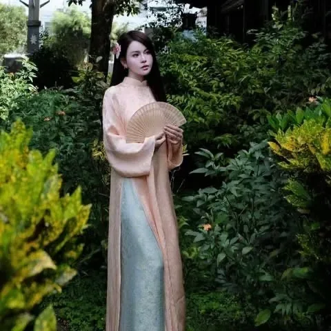 Áo dài màu cam năm nay là hot trend lun các ce ơiii Áo dài brand Petbychang lụa 4 tà xinh lăm ạ. 4