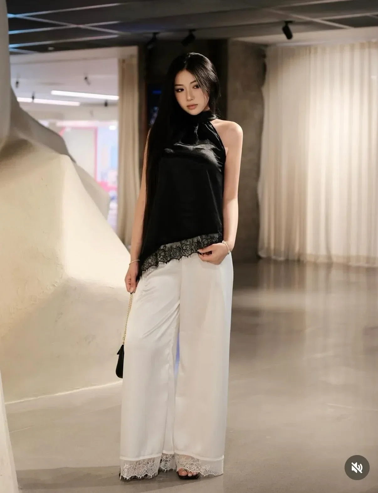 Silky Set - size L fit M, L (áo đen, quần trắng) 3