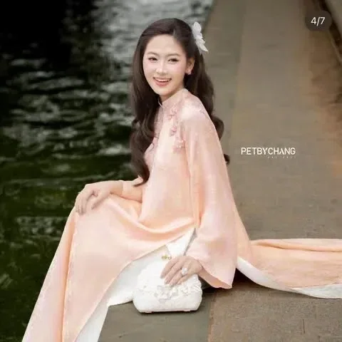 [petbychang] thửa lên người rùi mới biết vì sao mẫu này giá gốc gần 2 củ nha các ty, vừa sang vừa thơ chất xịnh ,vải lụa nhạ xá nó mềm và bay nếu lụa trụng quốc chất đểu trộng vải sẽ xấu lên dáng kh đẹp như các mẫu lụa nha xá chuẩn đâu ạ. 4
