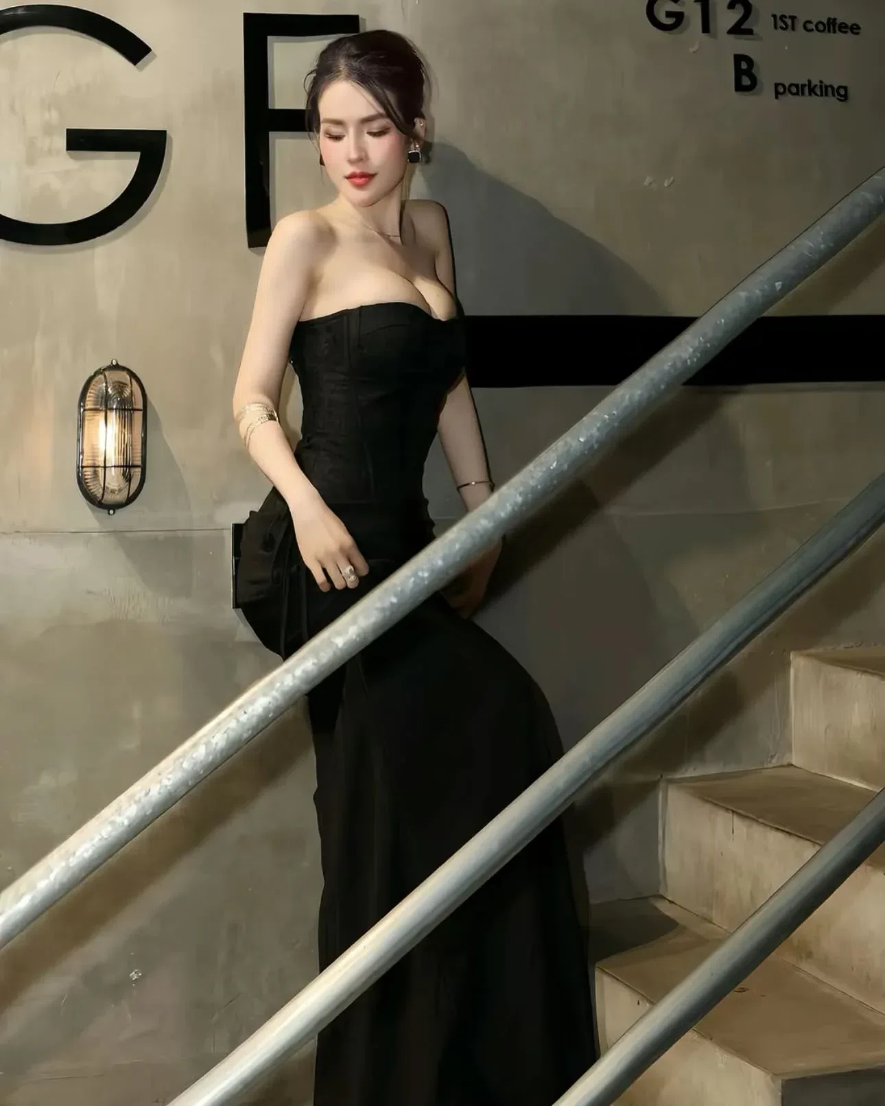 Áo corset cúp đan dây x Chân váy lụa rút dây 4