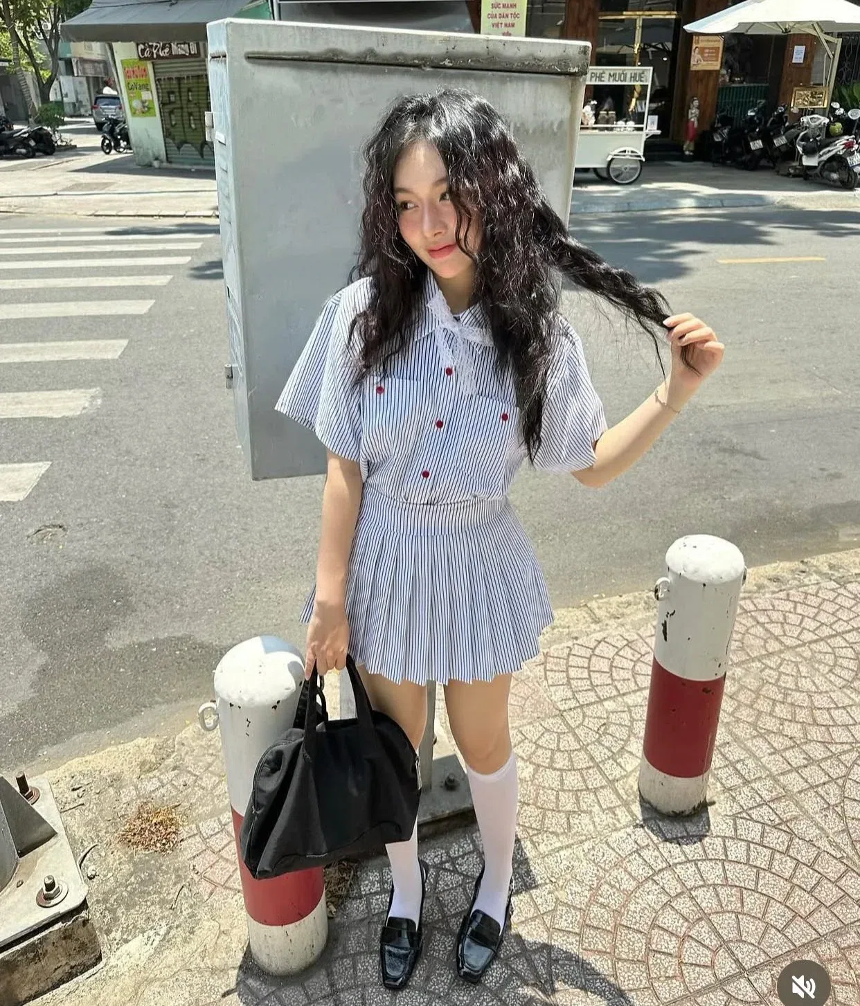 K kèm dây nơ cổ 3