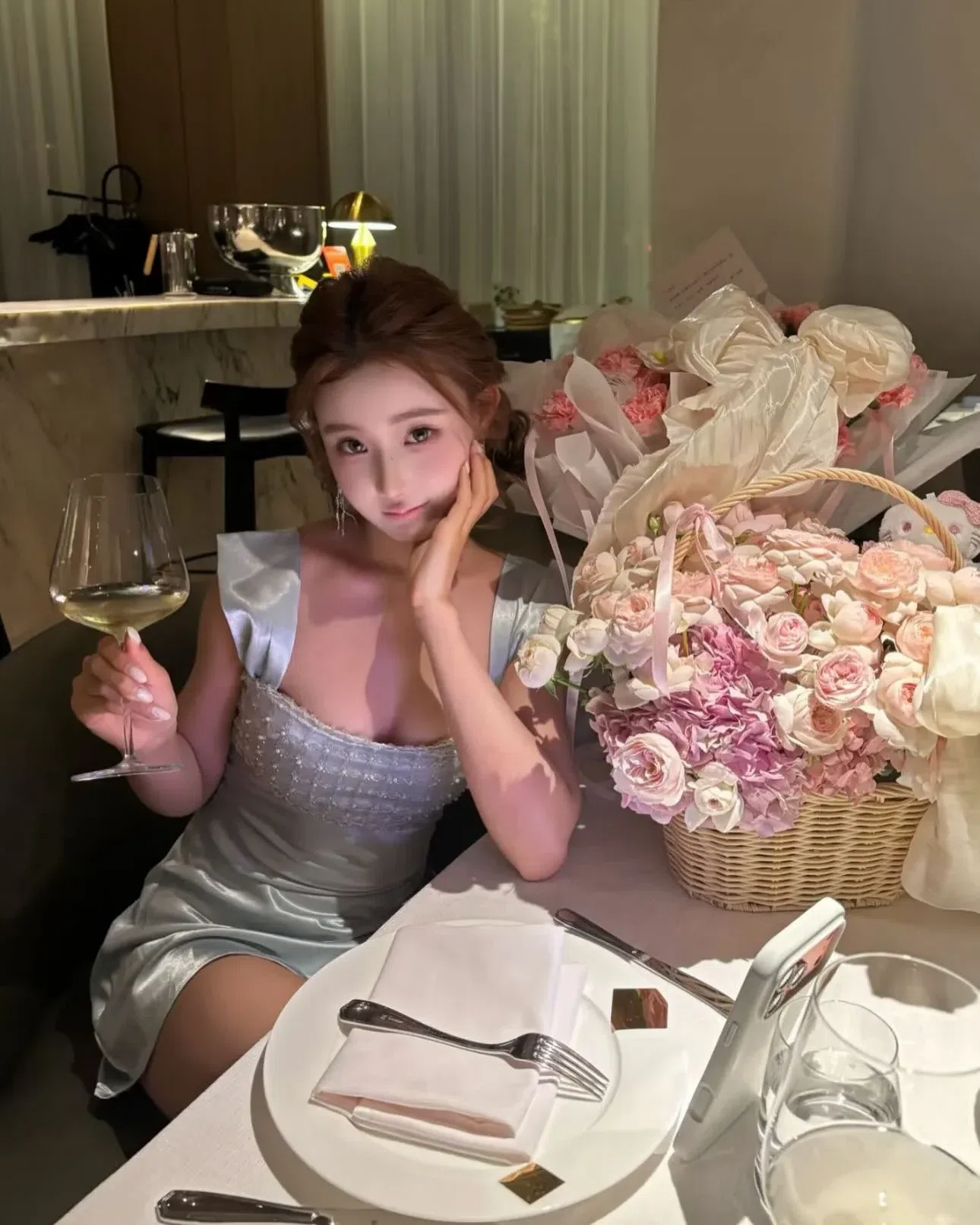 Đầm lụa ngắn kim sa ngực 3