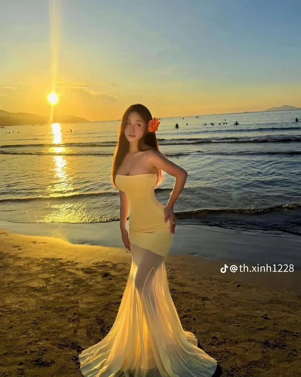 Cho thuê váy vàng dài size L 19