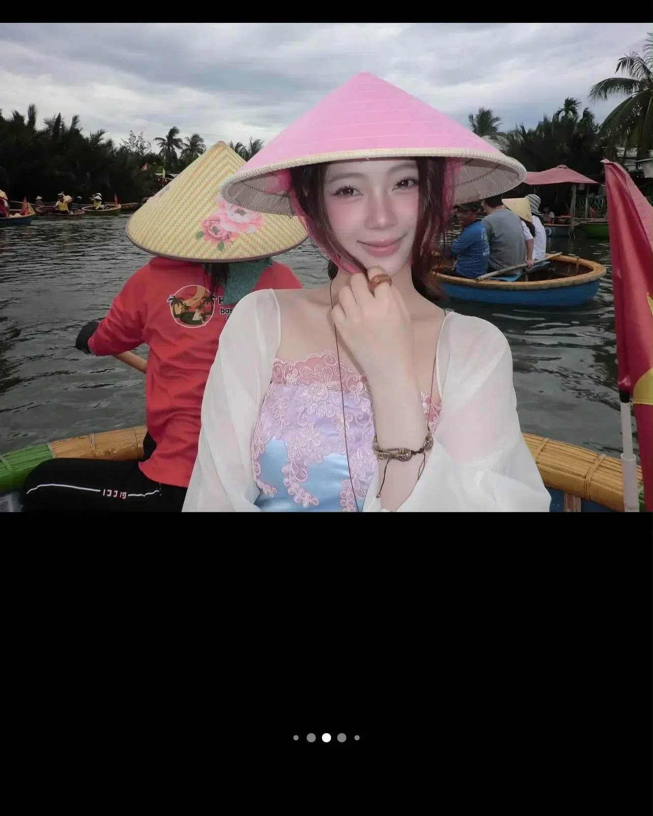 Sốp sẵn áo choàng / khăn, nón lá khi các cục zàng thuê cả set áo và chân váy ạa 3
