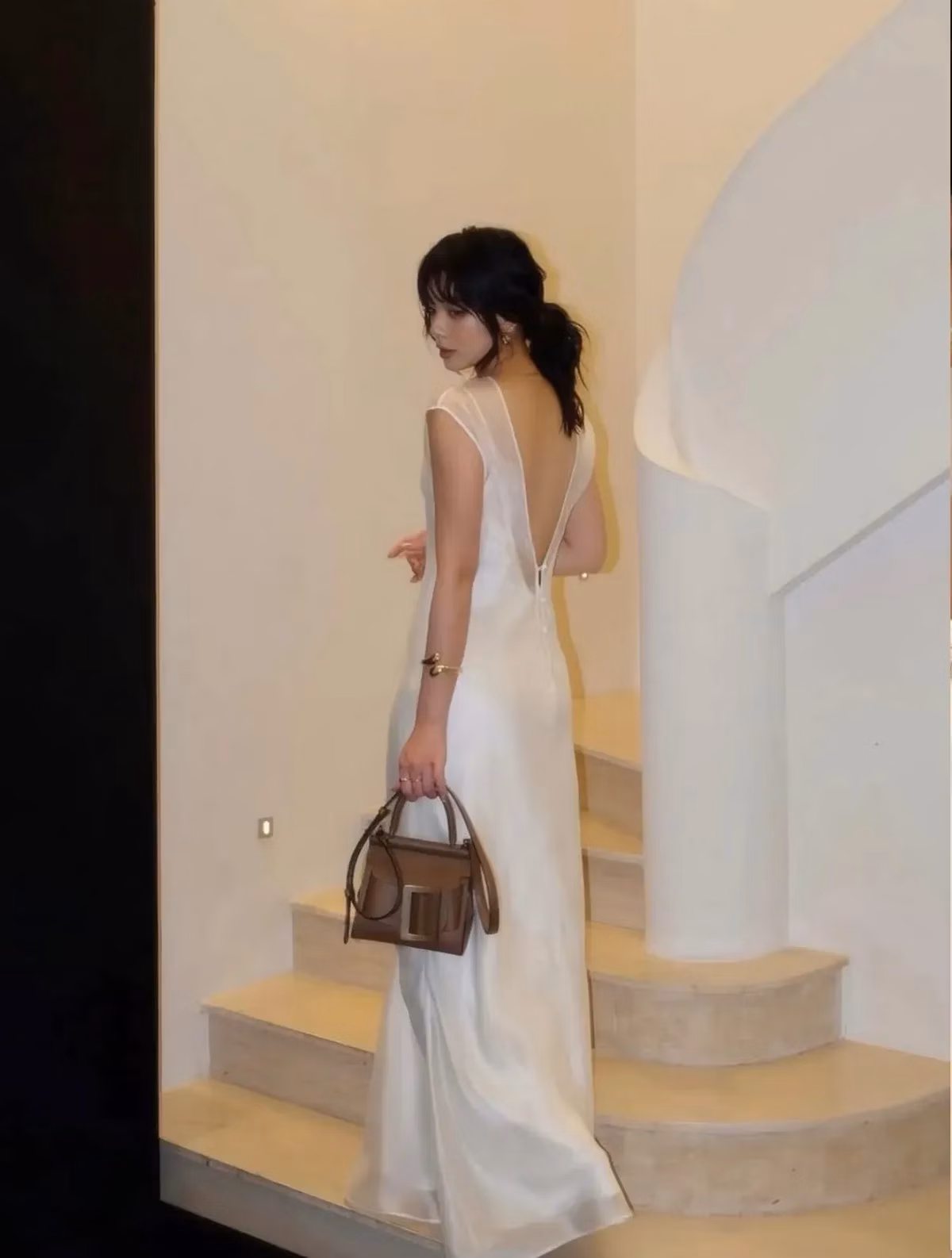 Váy lụa trắng 2