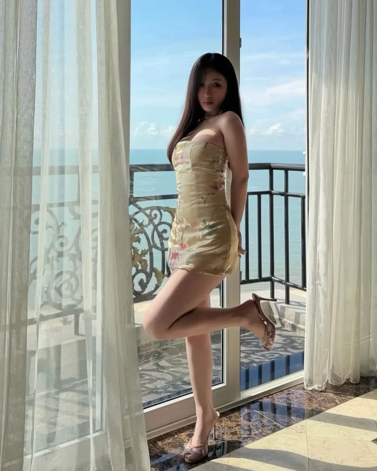 Váy gấm cúp ngực hoa lá 4