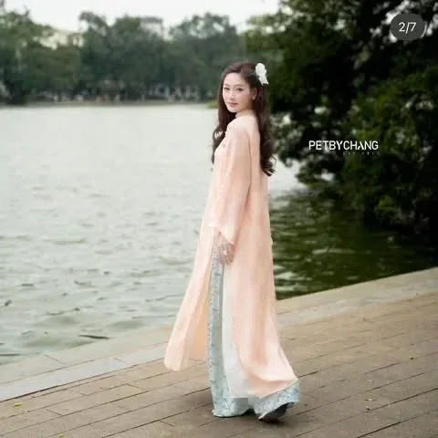 [petbychang] thửa lên người rùi mới biết vì sao mẫu này giá gốc gần 2 củ nha các ty, vừa sang vừa thơ chất xịnh ,vải lụa nhạ xá nó mềm và bay nếu lụa trụng quốc chất đểu trộng vải sẽ xấu lên dáng kh đẹp như các mẫu lụa nha xá chuẩn đâu ạ. 2