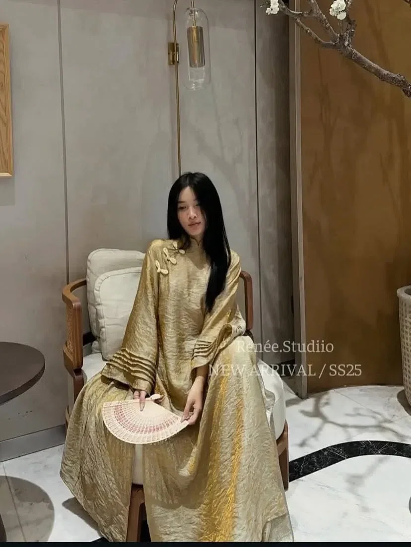 Nhược Hy em áo dài vàng hot trend với quần nhũ bạc 1