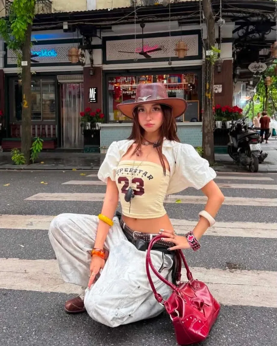 Bọn anh chơi như tụii Mỹ, em áo nó xinh sang mà ló Âu Mỹ. Qua rinh ngayyy 4