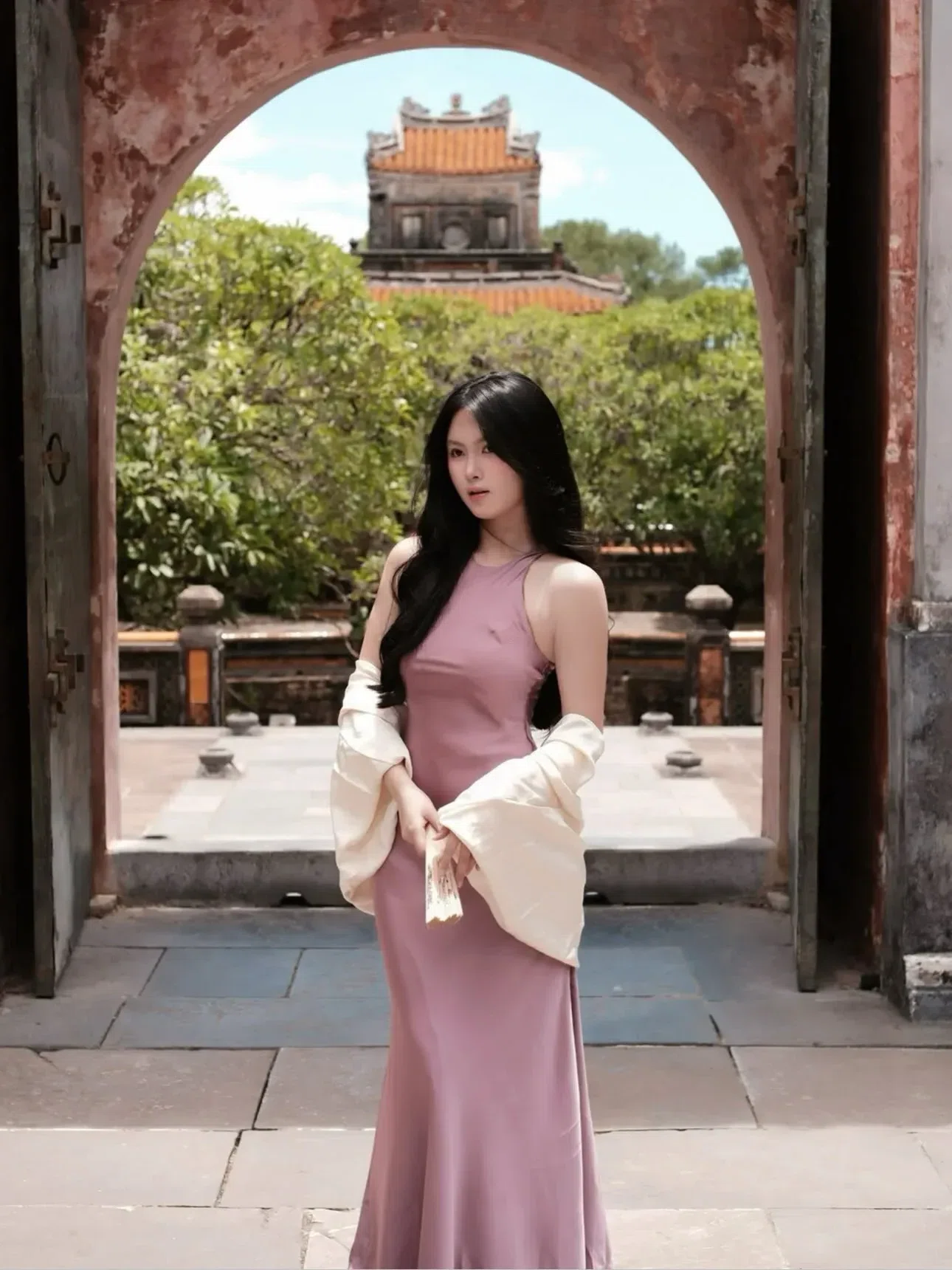 V310 Váy lụa cổ yếm viền size S 1