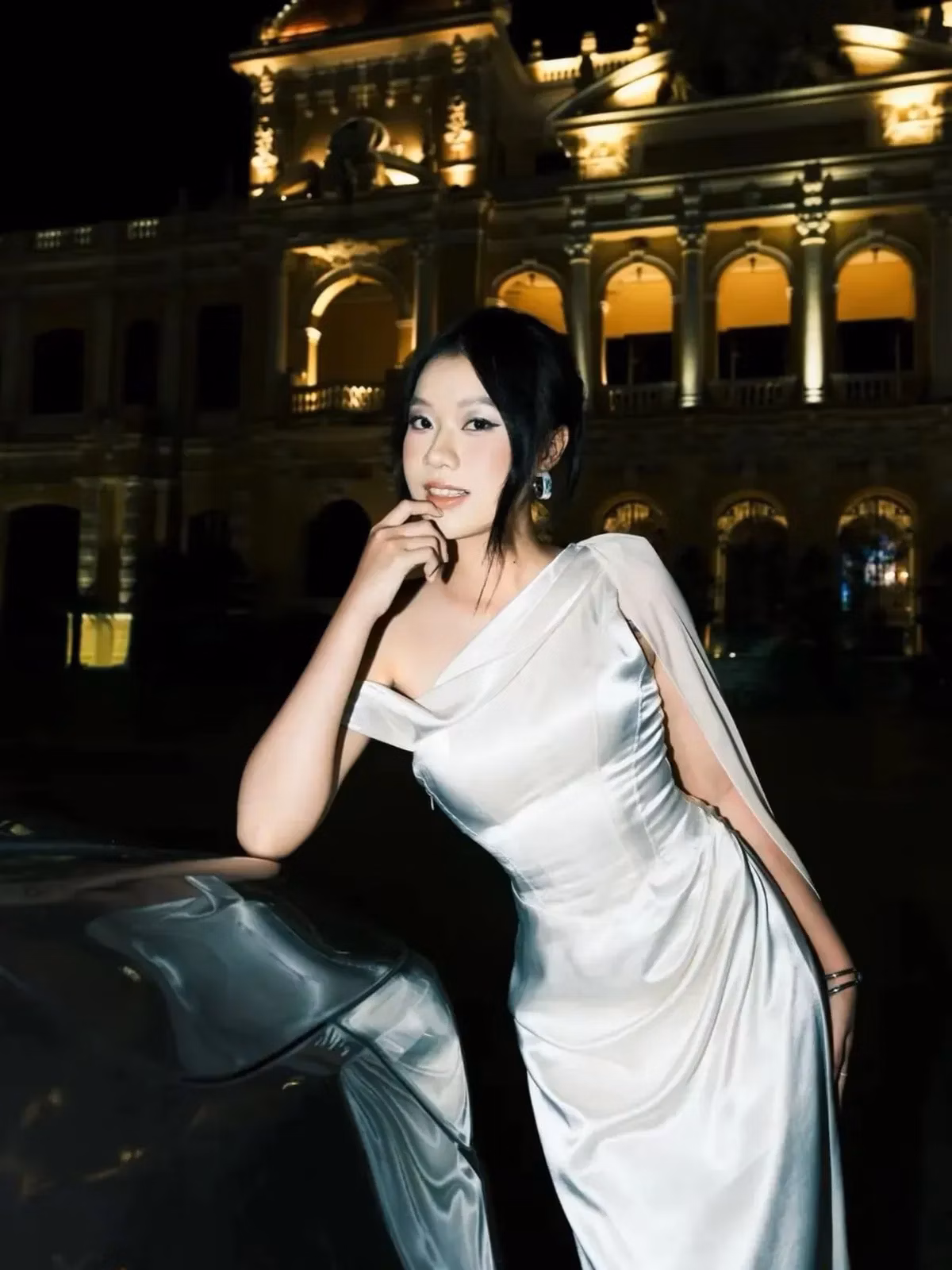 Váy lụa lệch vai size L 8