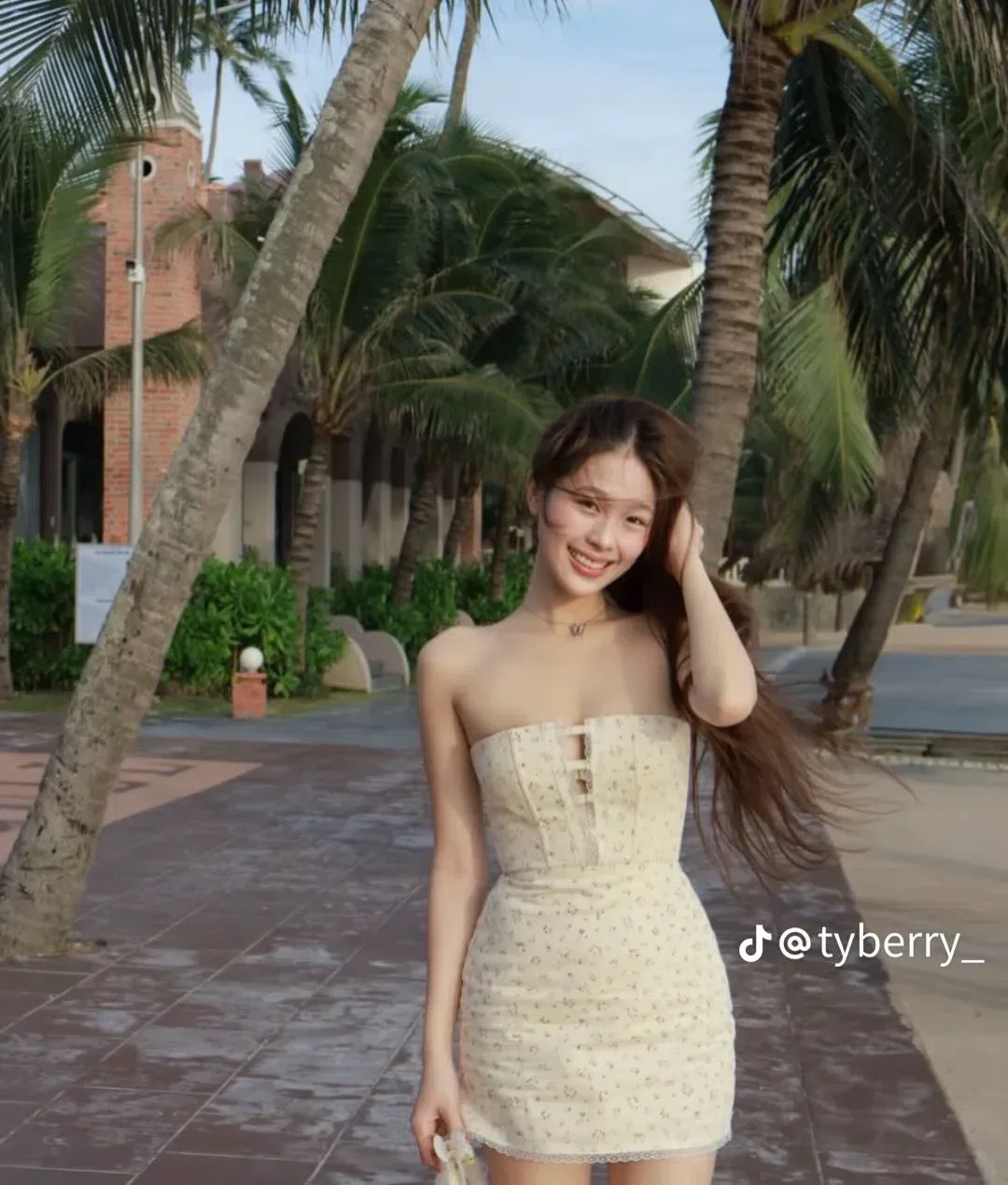 ĐẦM HOA NHÍ XẺ NGỰC 2