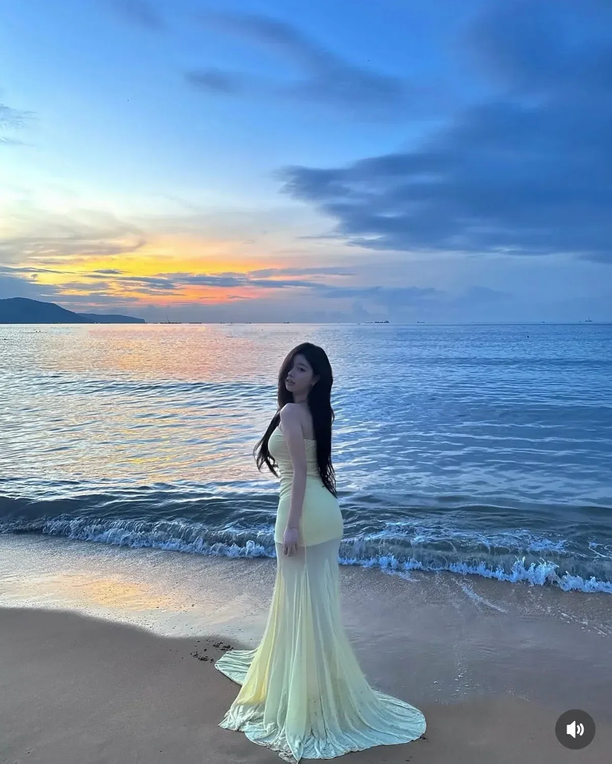 Cho thuê váy vàng dài size L 18