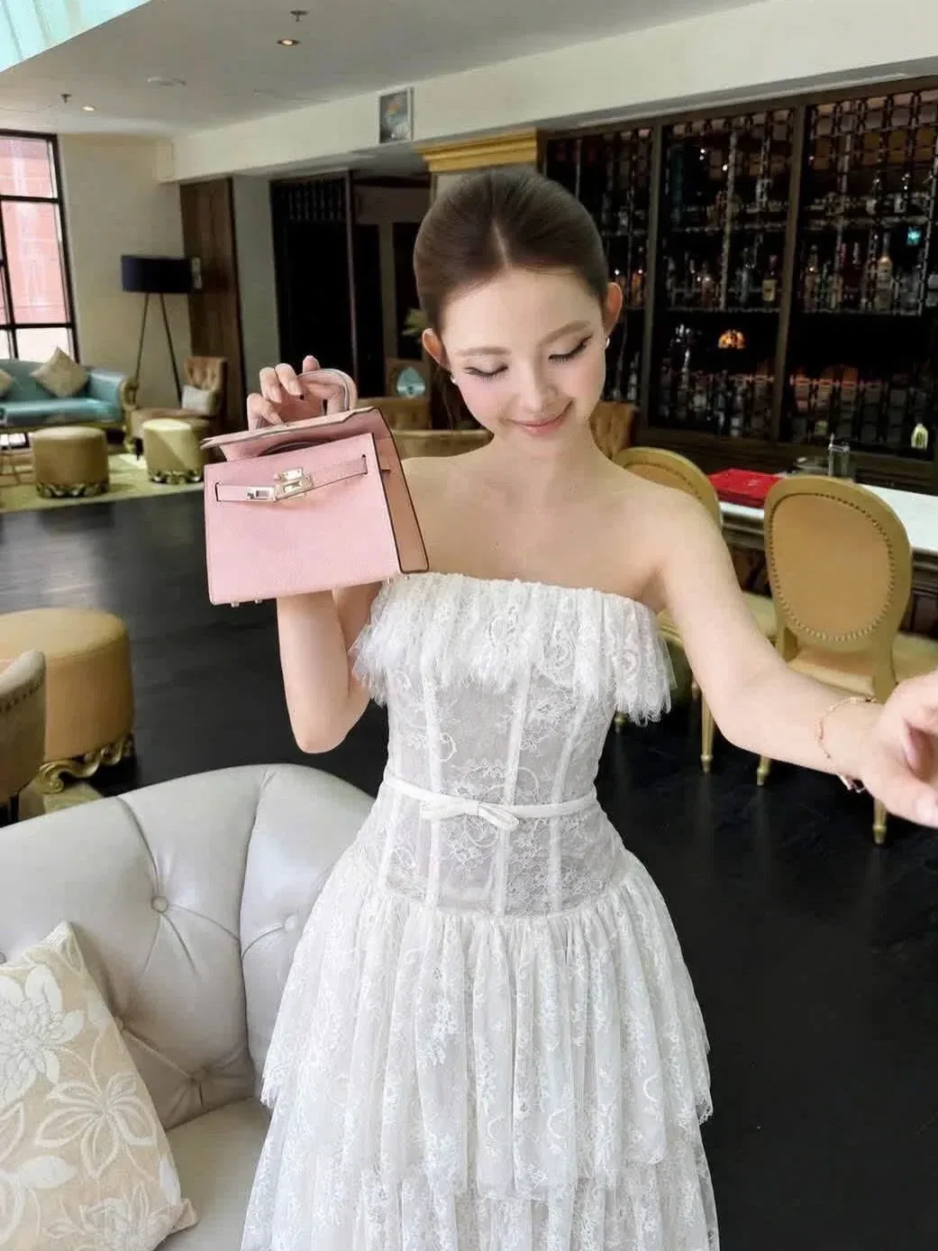 Đồ hè năm nay xinh lắm ạ💐🌷
__________________________
𝐌𝐚̂̃𝐮 𝐭𝐡𝐮𝐞̂: 𝟑𝟓 4