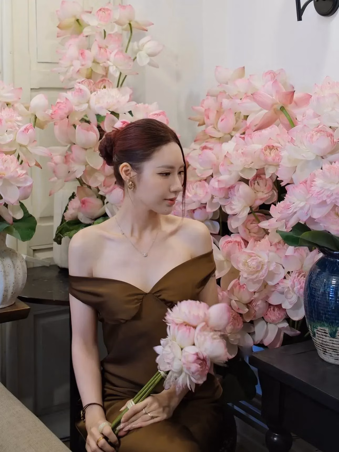 V419 Đầm lụa trễ vai NÂU size S ( CÓ KEM) 2