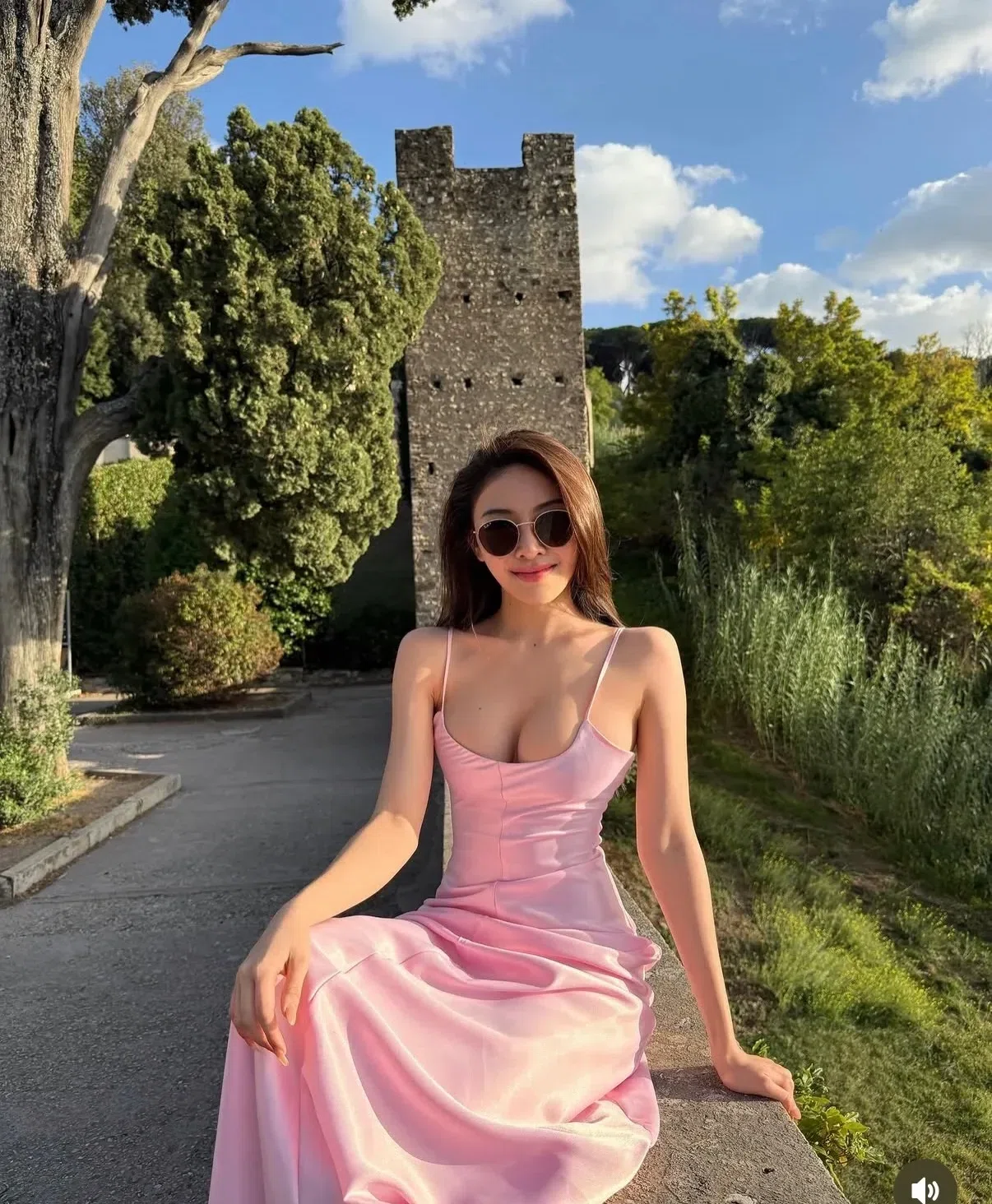 Cho thuê váy Feminist 3