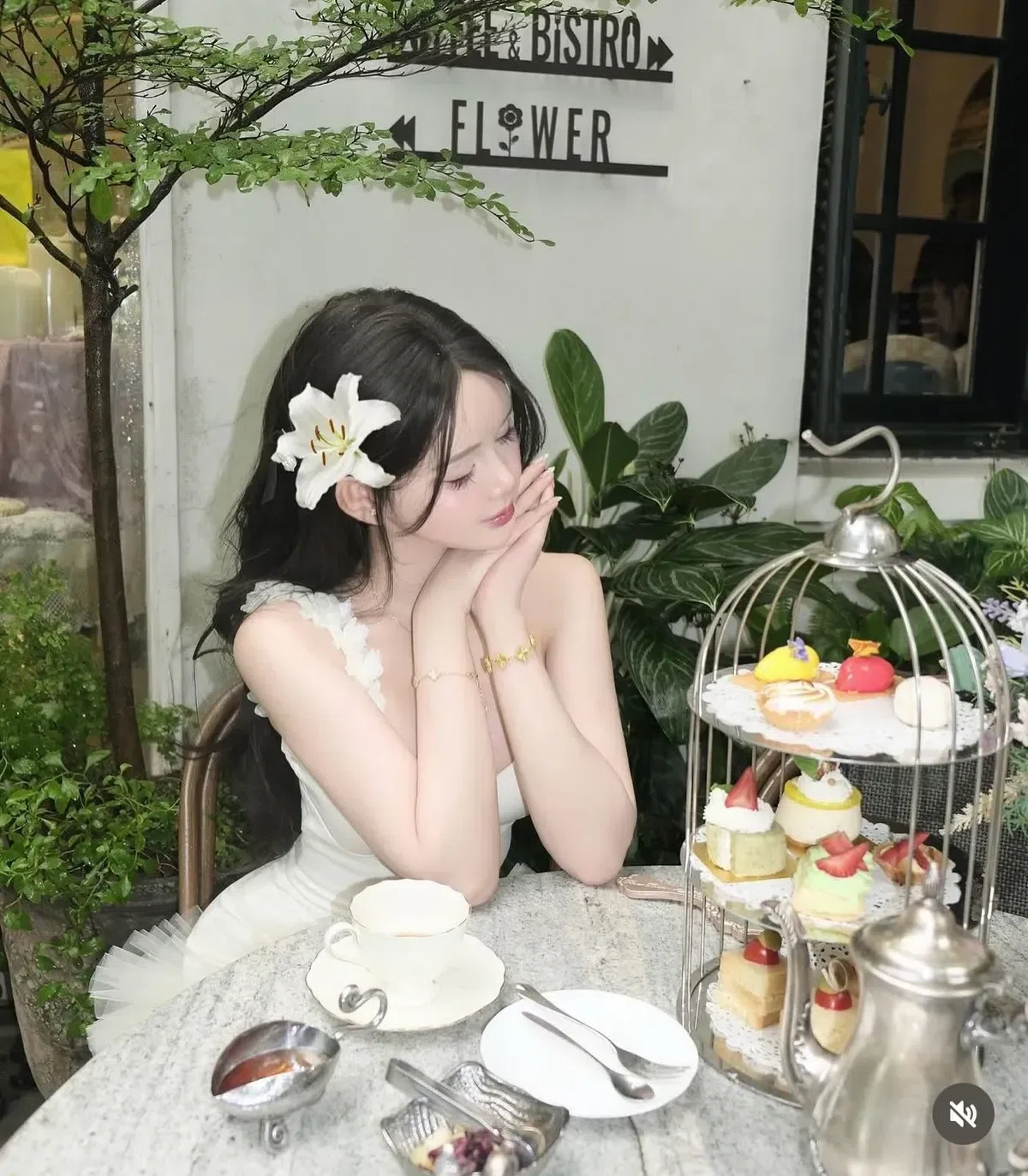 Váy lệch vai màu trắng 4