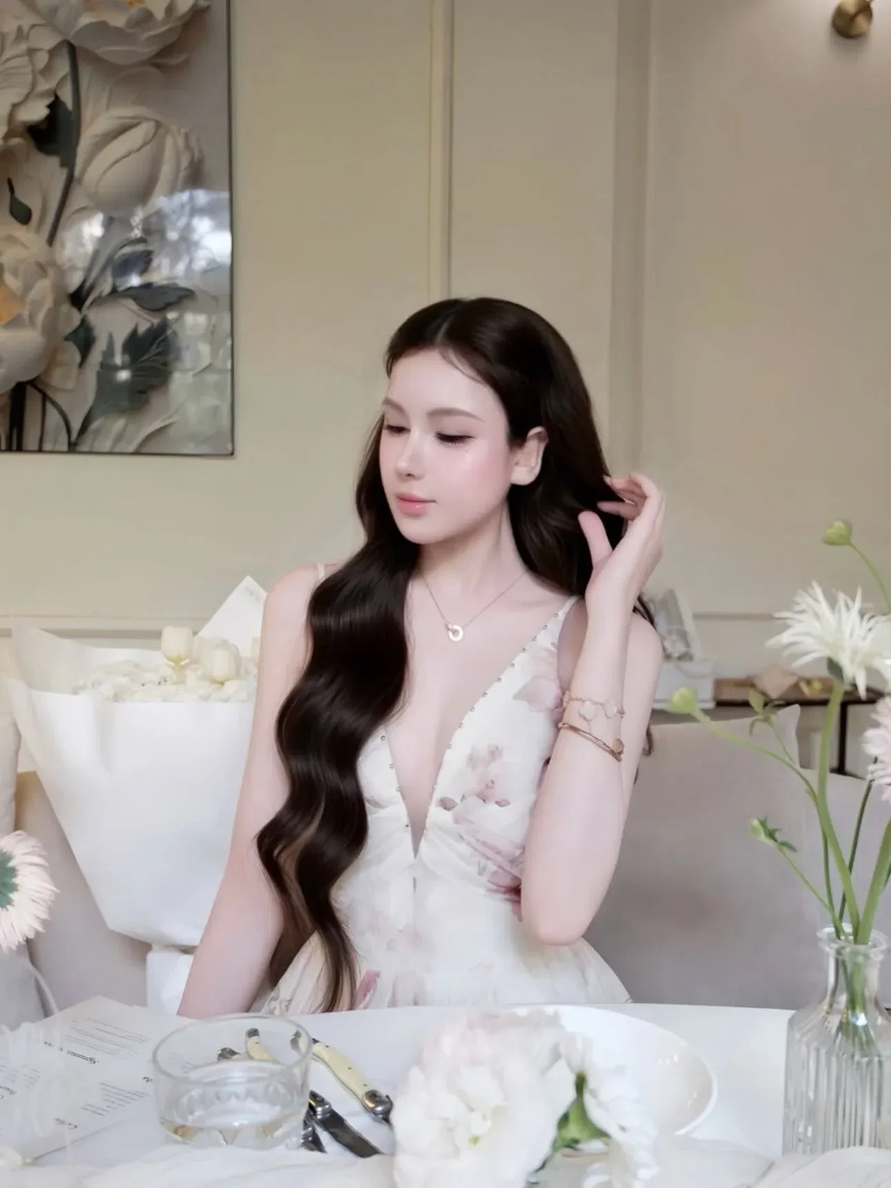 V550 Đầm xẻ ngực hoa kem CHOUCHOU 2