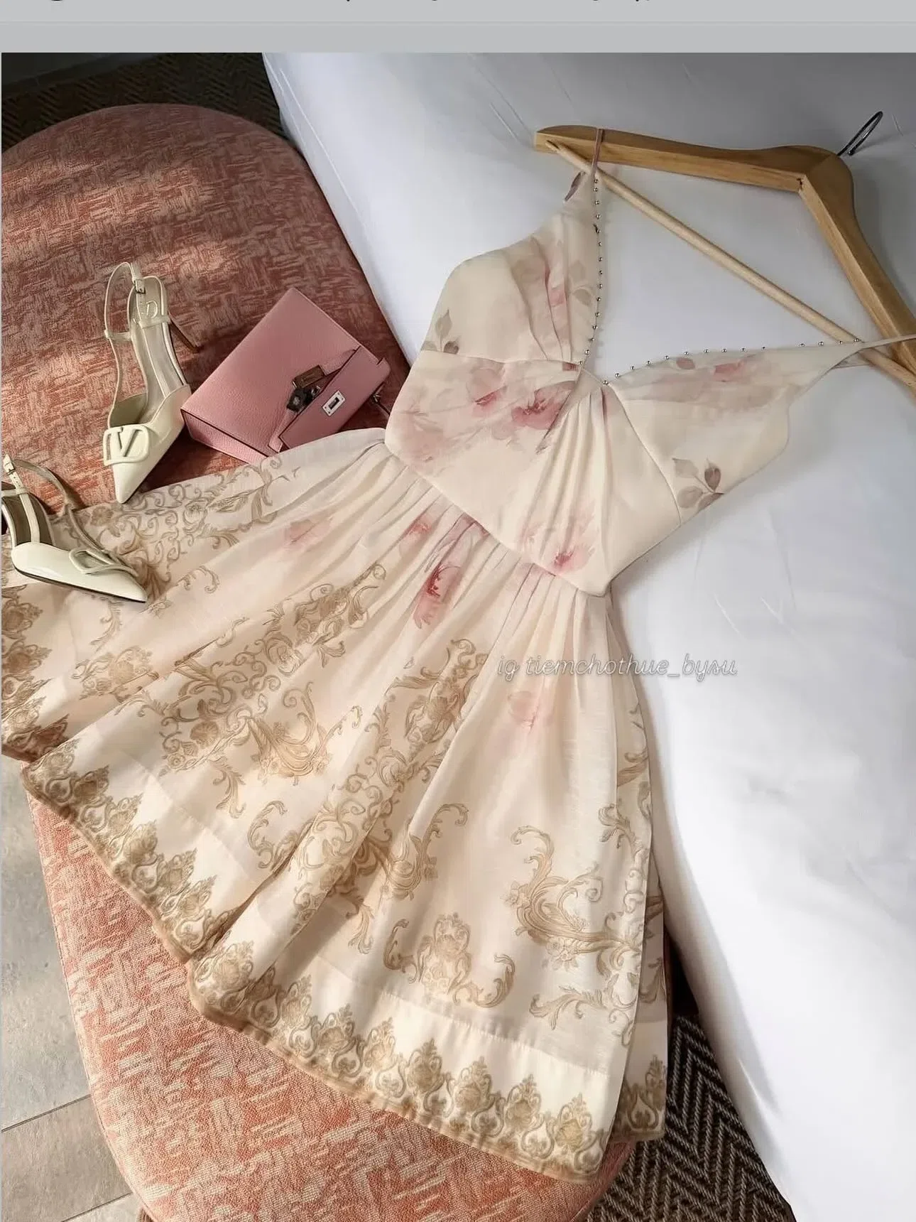 V550 Đầm xẻ ngực hoa kem CHOUCHOU 5